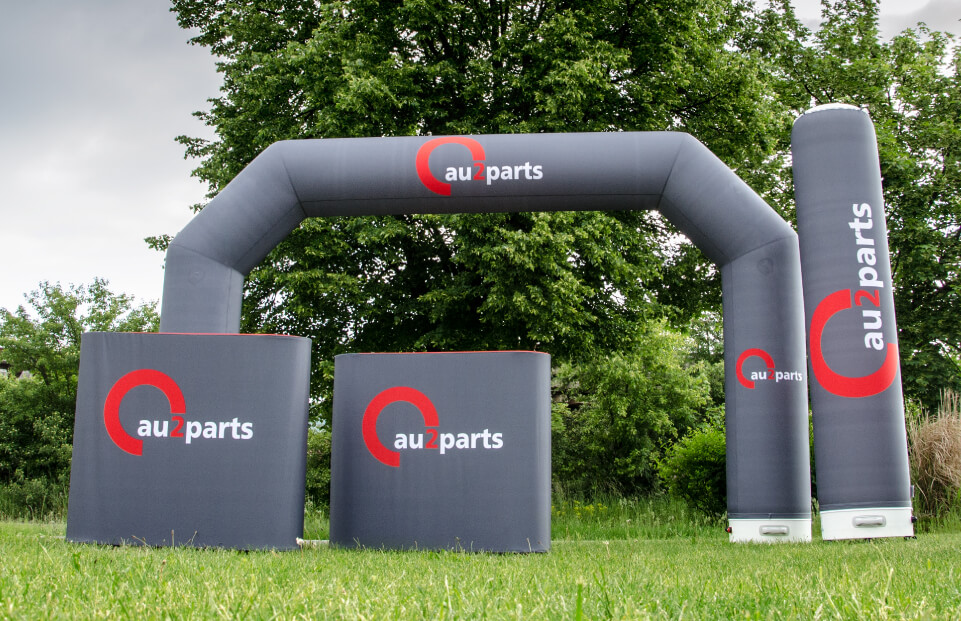 Banchetti promozionale gonfiabili AXION Pop Up Desk con arco gonfiabile pubblicitario e totem gonfiabile AXION cliente au2parts